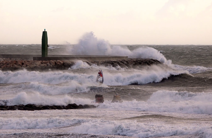 Windsurf junto al espigón de Almerimar