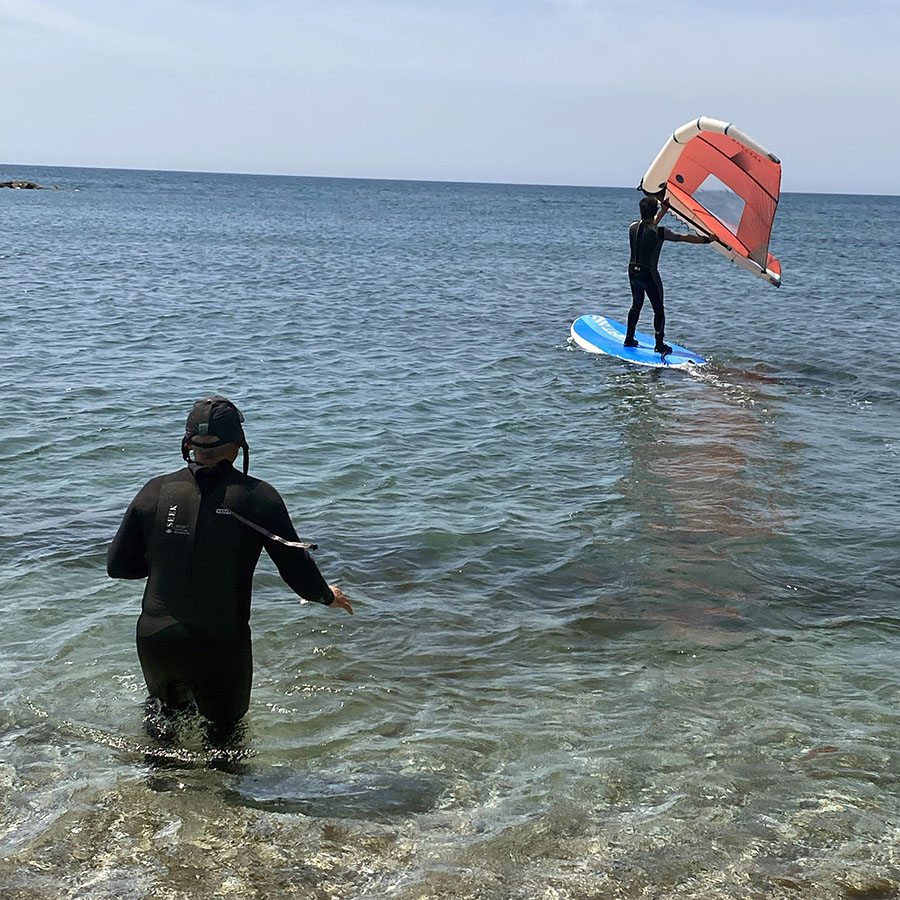 Clase de iniciación de wing foil con instructor dentro del agua