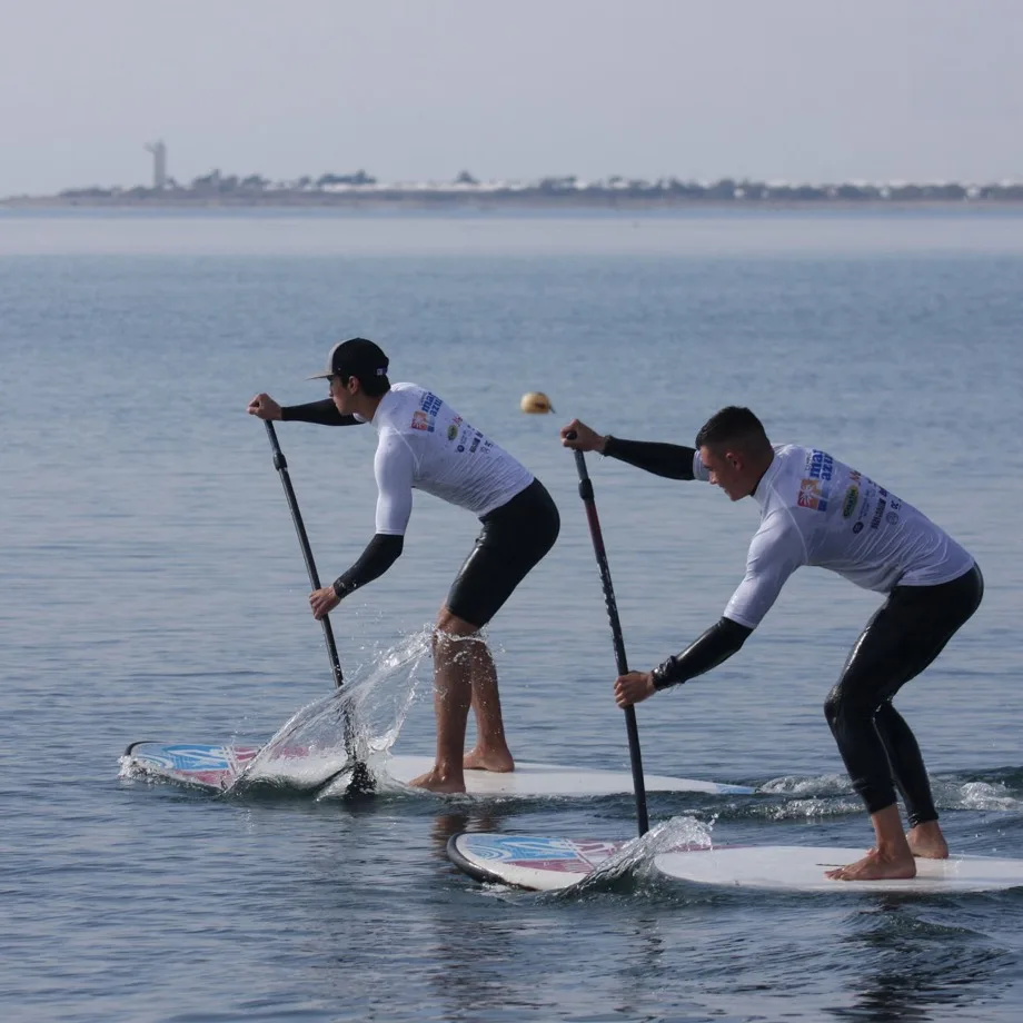 Dos palistas remando en SUP en la bahía de Almerimar