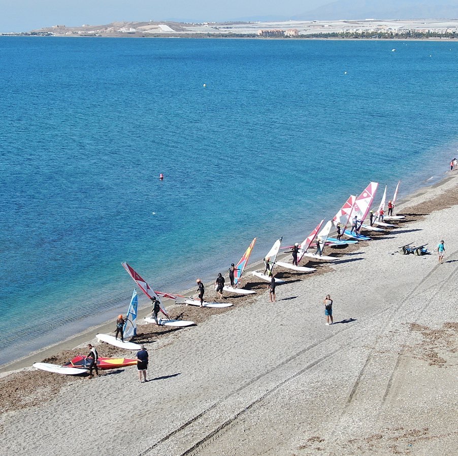 Tablas de windsurf en la playa de Almerimar