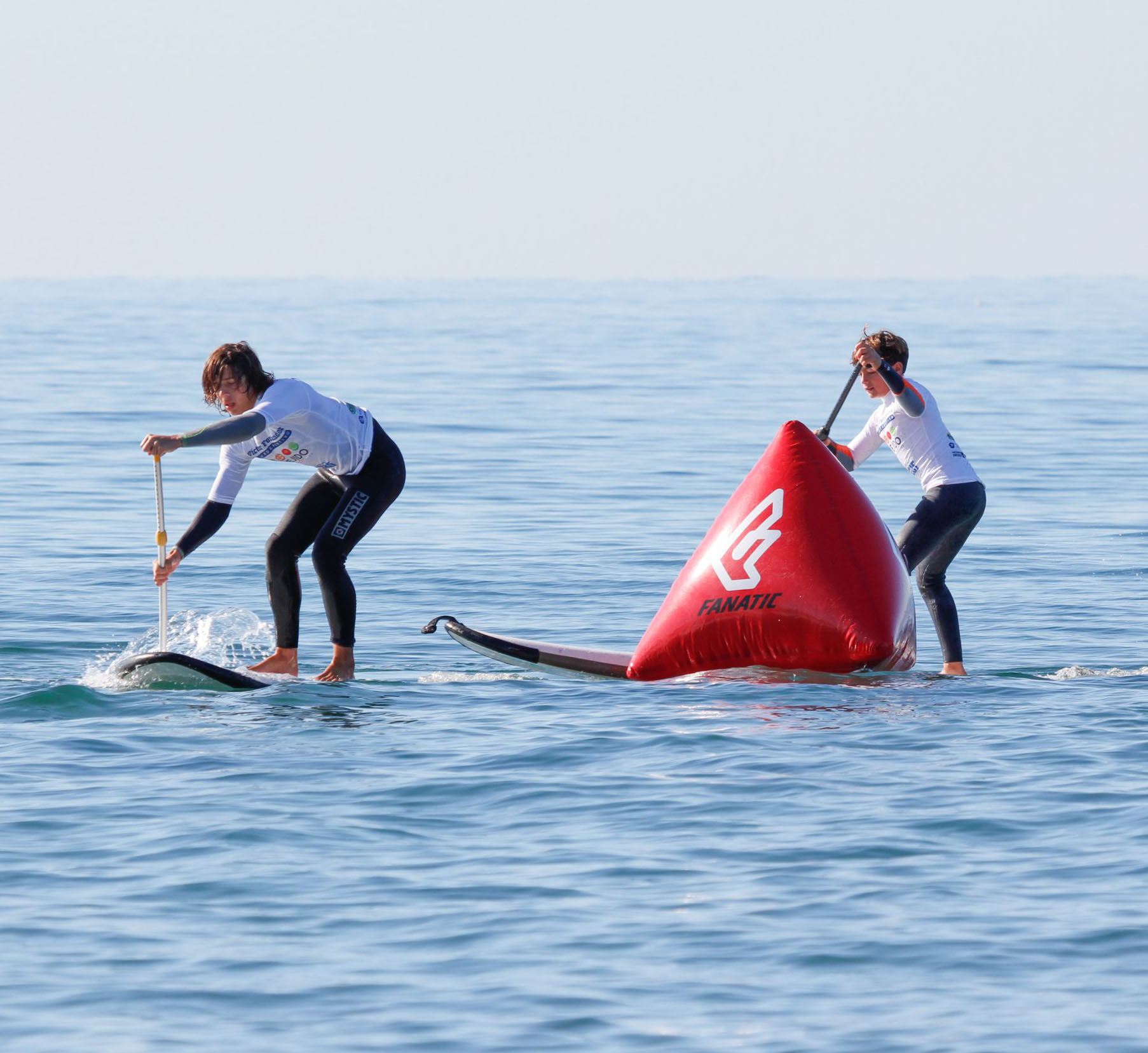Giro en la boya durante una regata de SUP en Almerimar