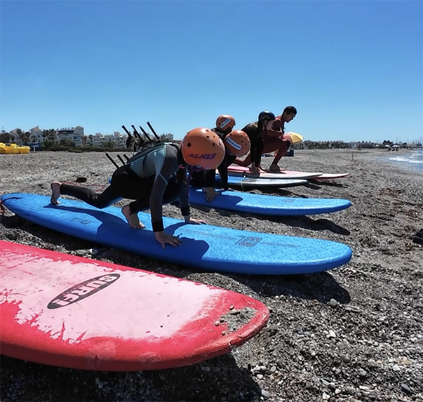Alumnos practicando el take off sobre la arena antes de entrar al agua
