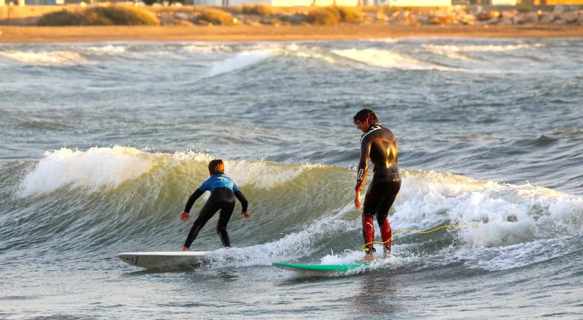 Surf en la playa de Almerimar