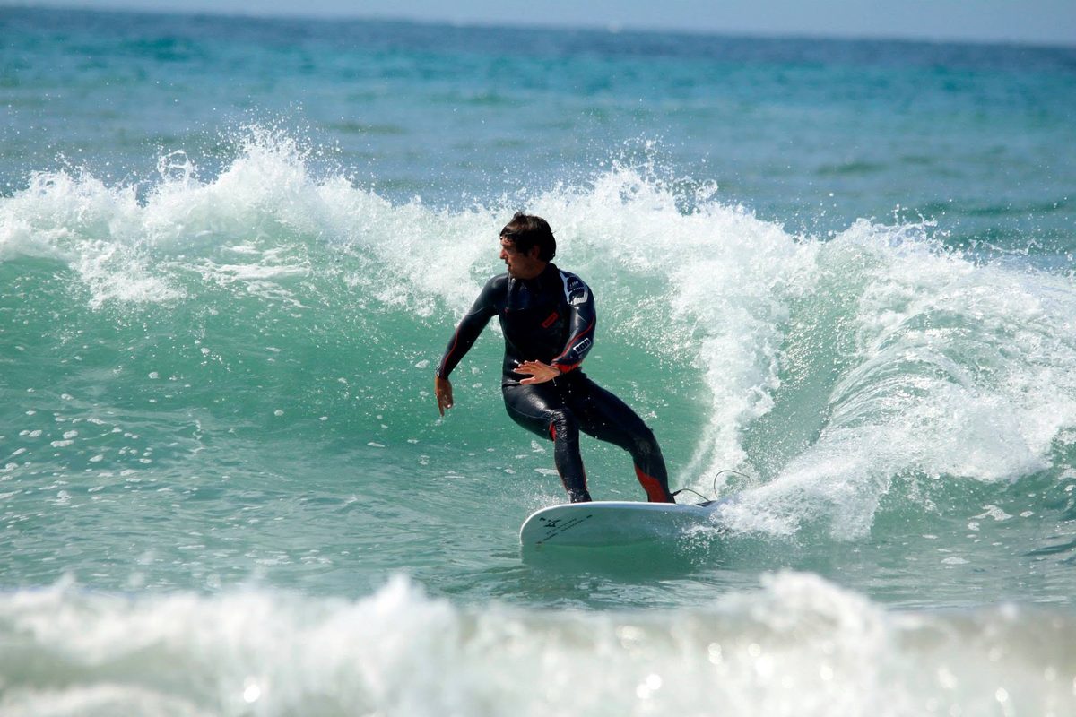 Surfista en una ola de Almerimar